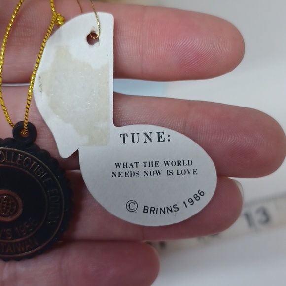 Brinn's Musical Edition Porcelain Doll 1986 - Picture 5 of 6